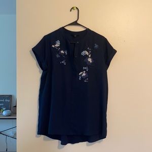 Navy blue Vera Wang blouse. Flower accent. Size large.